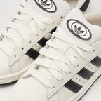 Adidas Campus 00s White detalhe parte superior - sapatilhas premium logo três riscas Adidas