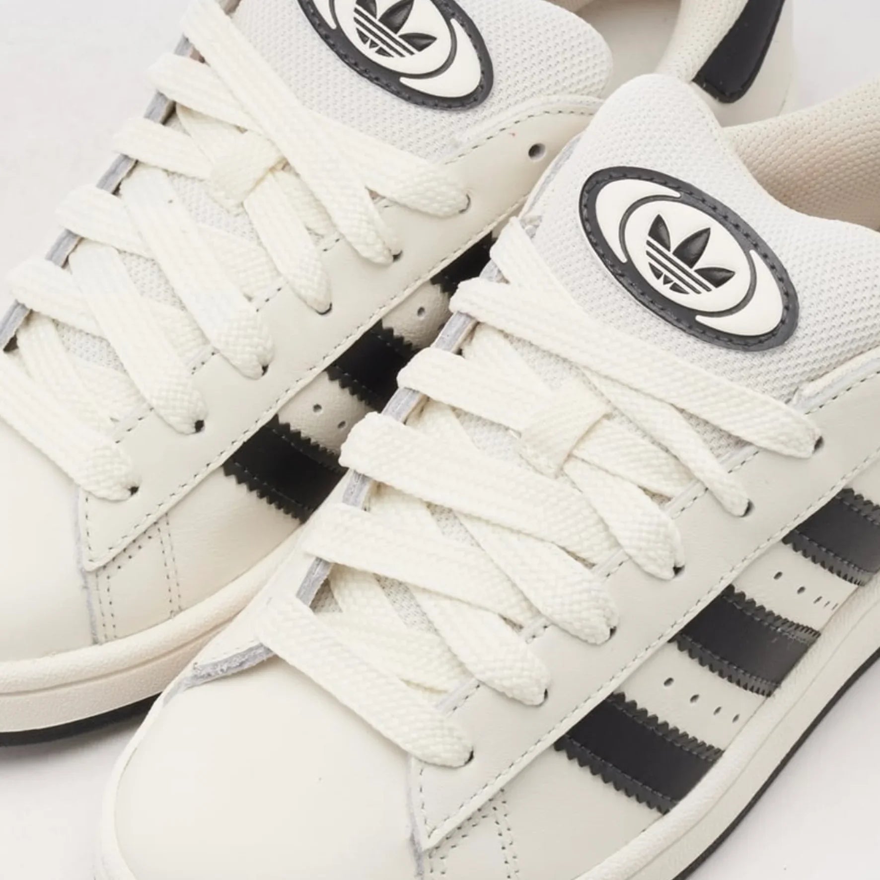 Adidas Campus 00s White detalhe parte superior - sapatilhas premium logo três riscas Adidas